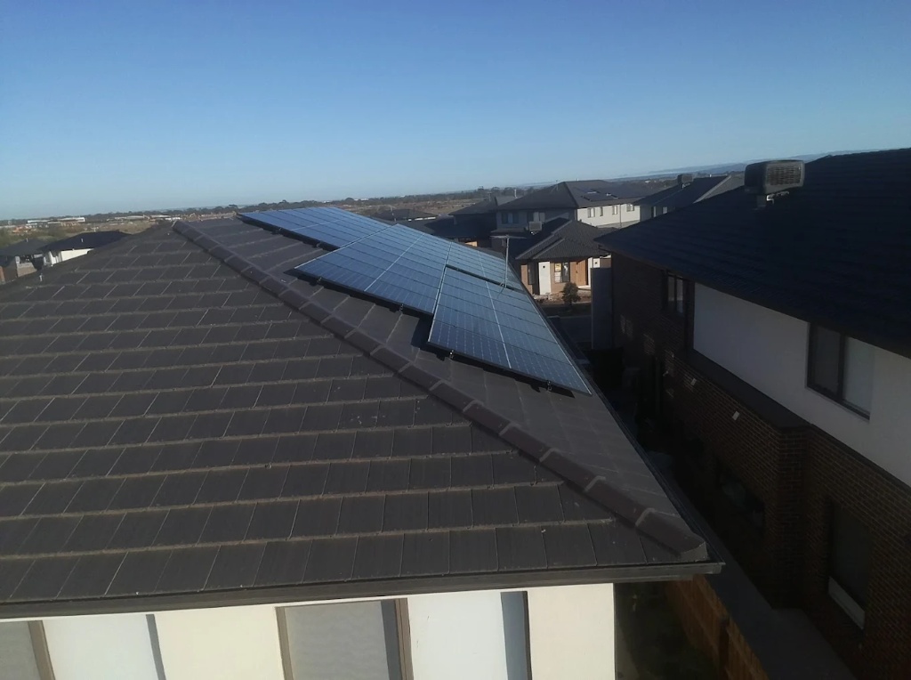 Silicon Solar installation crew fitting solar panels on a northern Melbourne home